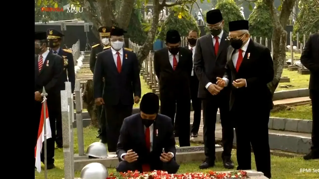 Jokowi-Ma'ruf Amin tabur bunga di makam pahlawan (Foto: Youtube Sekretariat Presiden)