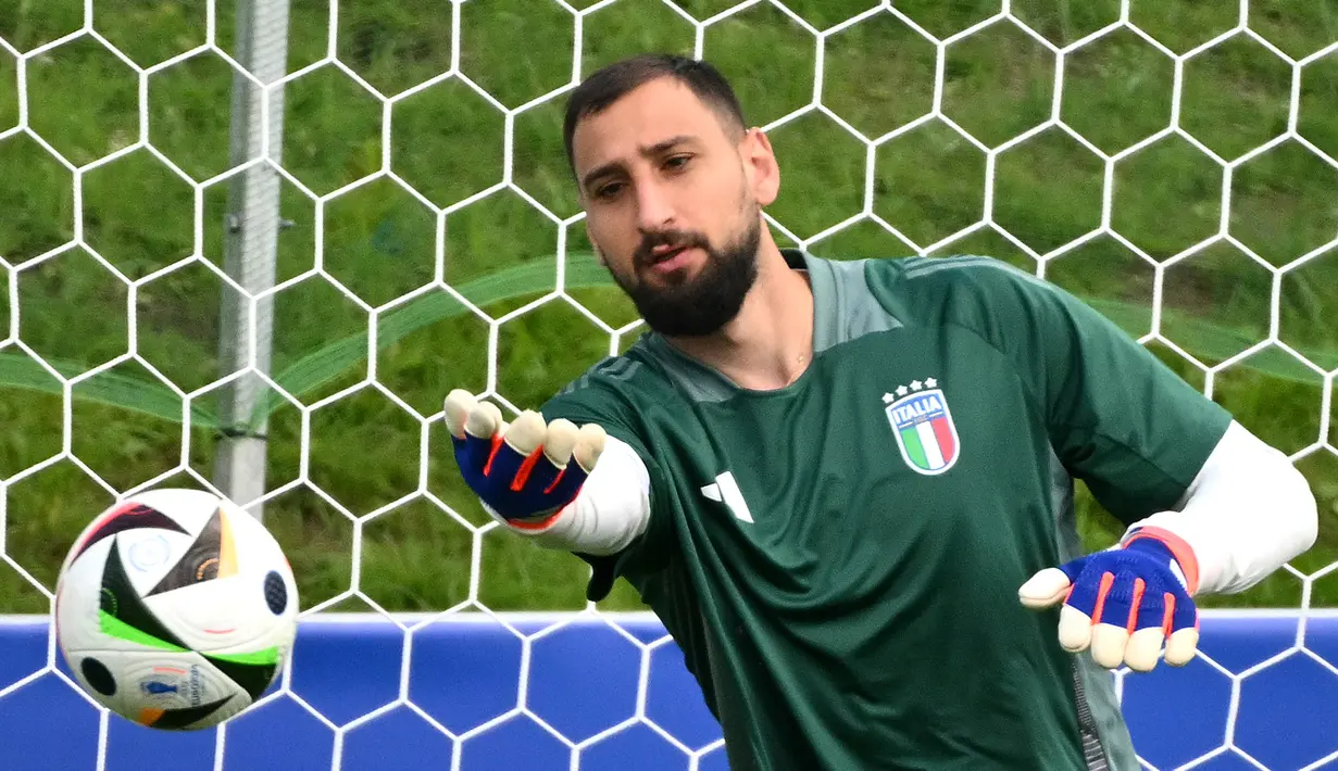 Italia hanya butuh hasil imbang untuk memastikan lolos ke babak 16 besar. (Alberto PIZZOLI / AFP)