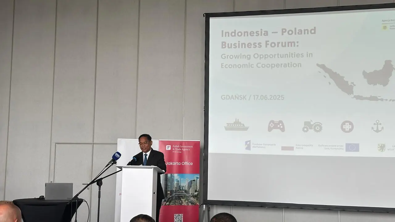 Staf Ahli Bidang Manajemen Kementerian Luar Negeri RI (Kemlu RI) Acep Somantri dalam forum bisnis oleh PAIH dan KBRI Warsawa diselenggarakan di Gdansk, Polandia, Selasa (17/6/2025). (Liputan6.com/Benedikta Miranti)