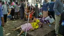 Warga saat beristiraha di luar rumahnya yang hancur akibat gempa 6,4 SR di Kabupaten Pidie Jaya, Aceh, Rabu (7/12). Seperti dirilis BMKG, gempa berkekuatan 6,4 SR mengguncang Aceh sekitar pukul 05.03 WIB. (AFP PHOTO/Chaideer Mahyuddin)