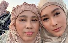 Cantik dan Awet Muda, Ibunda Inul Daratista Bak Kakak Beradik saat Berpose Bersama