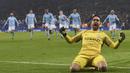Kiper Manchester City, Claudio Bravo menjadi bintang kemenangan timnya usai menahan penalti pemain Leicester City pada laga Piala Liga Inggris di King Power Stadium, Leicester, (19/12/2017). Manchester City menang lewati penalti  4-3. (AFP/Paul Ellis)