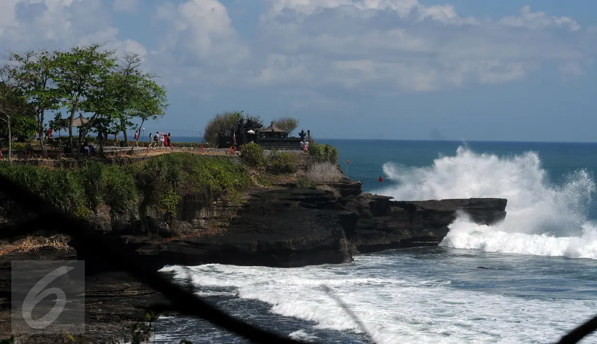 Deburan ombak menerjang tebing yang ada di kawasan Tanah Lot, Bali, 31 Agustus 2015. Kawasan wisata Tanah Lot masih menjadi primadona bagi wisatawan yang berkunjung ke Bali. (Liputan6.com/Helmi Fithriansyah)