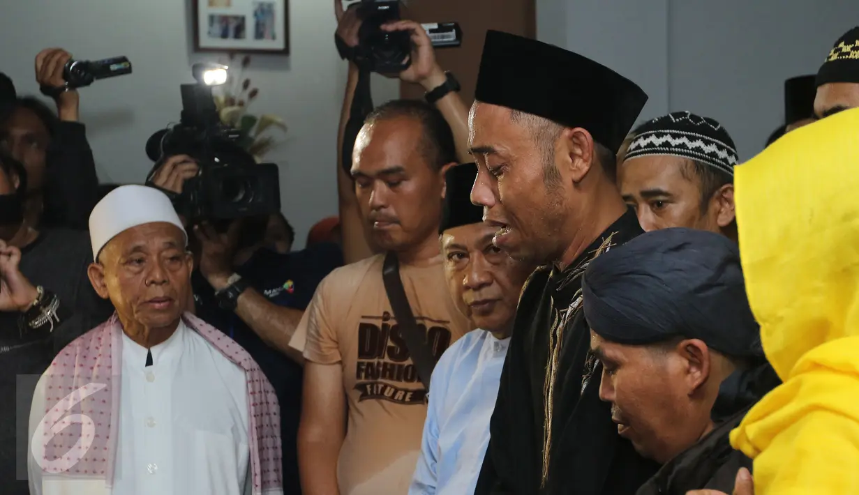 Sahabat Budi Anduk terlihat begitu berduka saat berada di Rumah Duka untuk mengucapkan belasungkawa, Bekasi, Senin (11/1/2016). Budi Anduk menghembuskan nafas terakhir pada usia 47 tahun di RS Dharmais, Jakarta. (Liputan6.com/Herman Zakharia)