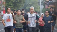 Calon presiden Ganjar Pranowo menjalani sesi lari pagi di kawasan Pantai Semawang, Denpasar, Bali, Kamis (2/11/2023) (Istimewa)