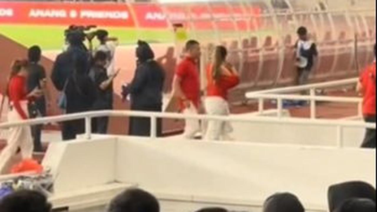 Suara riuh dari penonton akhirnya melampaui suara Anang. Akhirnya, Anang memutuskan untuk meninggalkan panggung bahkan sebelum lagunya selesai. Penampilan Anang and Friends menjadi sorotan negatif dari penonton sepakbola di seluruh Indonesia dan menjadi t