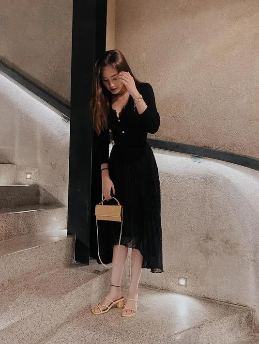 <p>A-line dress warna hitam cocok jadi inspirasi buat hangout ala Caitlin Halderman. Simpel tapi menarik! (Instagram/caitlin halderman)</p>