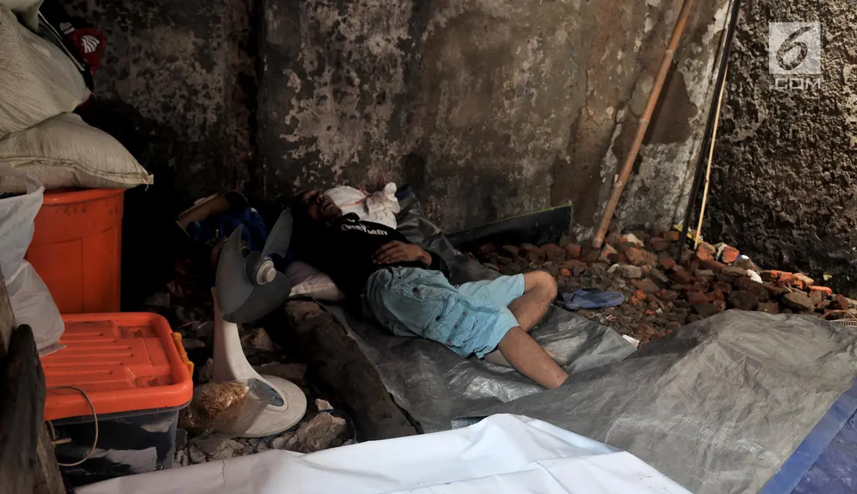 Warga beristirahat di lokasi kebakaran di Tambora, Jakarta, Kamis (10/1). Kebakaran tersebut menghanguskan sebanyak 31 rumah di RW 04 Kelurahan Tambora. (Merdeka.com/Iqbal Nugroho)