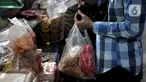 Warga menggunakan kantong plastik saat berbelanja di Pasar Tebet Barat, Jakarta, Kamis (6/2/2020). Pemprov DKI telah menetapkan Pasar Tebet Barat dan Pasar Tebet Timur sebagai pasar percontohan gerakan pengurangan kantong kresek atau kantong plastik sekali pakai. (merdeka.com/Iqbal S Nugroho)