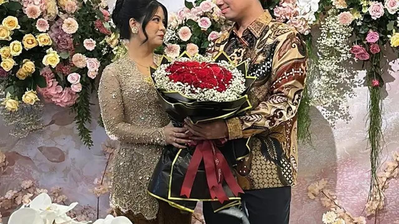 7 Potret Lamaran Frans Faisal dan Indah, Fuji dan Fadly Faisal Ikut Salting