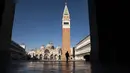 Seorang pria melintasi Piazza San Marco, menuju ke Basilika Santo Markus, di Venesia pada 20 Mei 2021. Turis kembali berdatangan menikmati keindahan Venesia, yang sering dijuluki kota paling romantis di dunia, setelah Italia menghapus kewajiban karantina bagi pendatang. (Marco Bertorello/AFP)