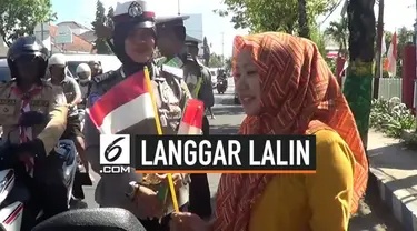 Satuan Lalu Lintas Polres Sumenep, Madura, Jawa Timur, Rabu (14/8/2019) memberikan sanksi cukup unik kepada sejumlah pengendara yang melanggar ketentuan lalu lintas dengan sanksi menyanyikan lagu nasional.