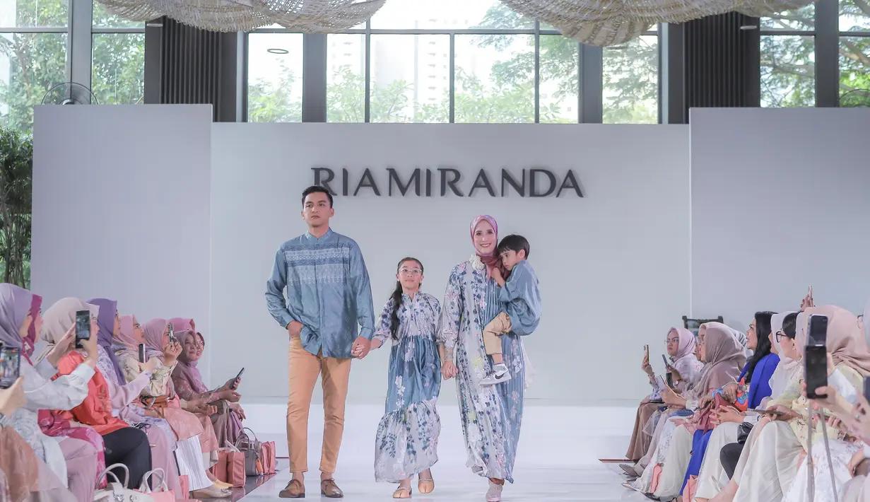 Fanny Fabriana tampil kompak bersama keluarga mengenakan gamis penuh motif dengan detail pleats dari Ria Miranda. [Foto: Ria Miranda].