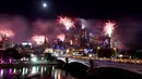 Kembang api menghiasi langit di sepanjang Sungai Yarra pada malam Tahun Baru di Melbourne. (01/1/2018).  Langit di kota Sydney juga dihujani sekitar 13 ribu kembang api jenis shell dan 30 ribu kembang api jenis komet. (AFP Photo / Mal Fairclough)