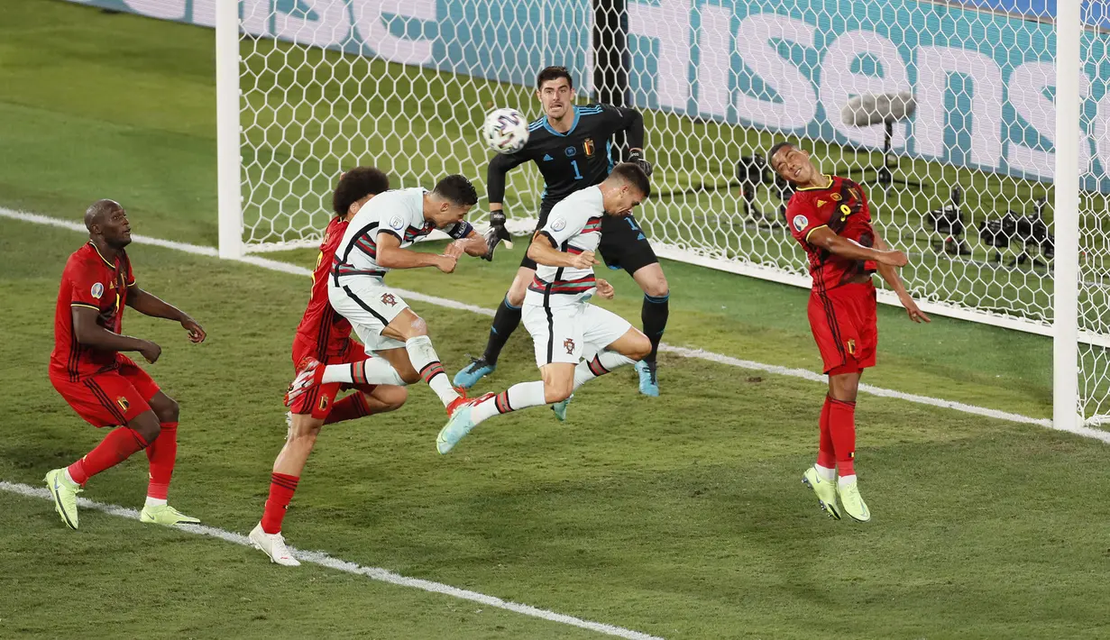 Portugal semakin gencar melancarkan serangan ke gawang Thibaut Courtois di menit-menit akhir pertandingan. Namun tetap tak ada tambahan gol hingga peluit akhir pertandingan dibunyikan. (Foto: AP/Pool/Jose Manuel Vidal)