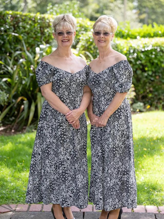 Potret Kembar Identik yang Kenakan Pakaian Serasi Selama 23 Tahun