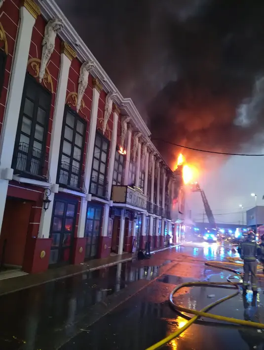 Kebakaran terjadi di klub malam populer bernama Teatre, di kawasan Atalayas, sekitar pukul 06.00 waktu setempat. (Bomberos/Ayuntamiento de Murcia via AP)
