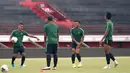 Pemain Timnas Indonesia, Saddil Ramdani dan Manahati Lestusen, tertawa saat latihan di Stadion I Wayan Dipta, Bali, Senin (14/10). Latihan ini persiapan jelang laga Kualifikasi Piala Dunia 2022 melawan Vietnam. (Bola.com/Aditya Wany)