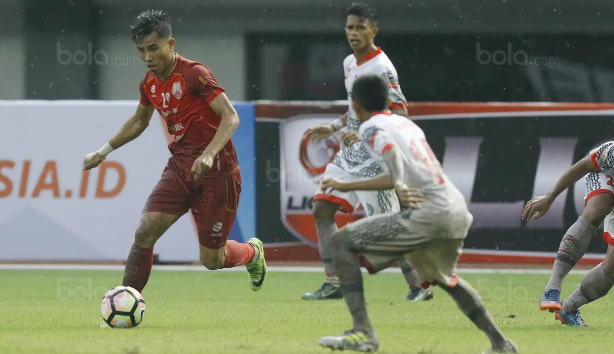 Striker Persis Solo, Rudiyana, menghindari kejaran pemain Martapura FC pada laga 8 besar Liga 2 Indonesia di Stadion Patriot, Bekasi, Kamis (9/11/2017). Persis kalah 0-1 dari Martapura FC. (Bola.com/M Iqbal Ichsan)