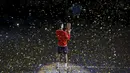 Petenis Serbia, Novak Djokovic, berpose dengan trofi juara setelah menang melawan petenis Prancis, Jo-Wilfried Tsonga, di turnamen tenis Shanghai Masters di Shanghai, Tiongkok, (18/10/2015). (Reuters/Aly Song)