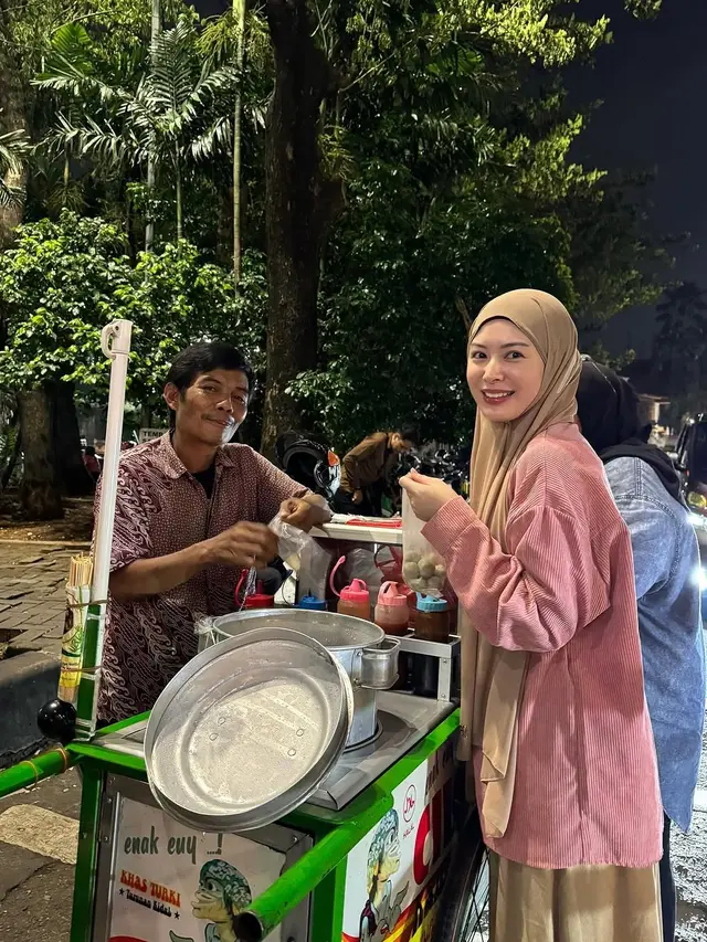 6 Potret Ayana Moon Jalani Ramadhan di Indonesia, Jajan Cilok hingga Tarawih