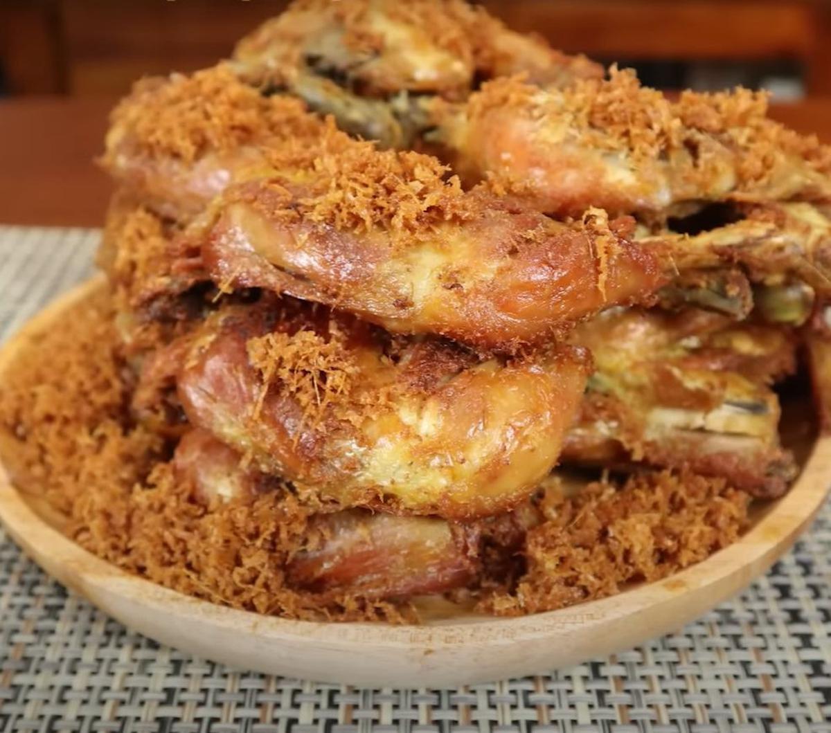 6. Ayam Goreng Serundeng Padang

Resep masakan Padang selanjutnya adalah ayam goreng Padang. 

Kali ini jenis ayam goreng serundeng, karena lebih renyah dan disukai.