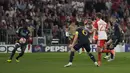 Gelandang Bayern Munchen, Leroy Sane (tengah) melepaskan tendangan yang berbuah gol penyeimbang 1-1 ke gawang Real Madrid pada laga leg pertama semifinal Liga Champions 2023/2024 di Allianz Arena, Munich, Selasa (30/4/2024). (AP Photo/Matthias Schrader)