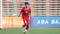 Bek Timnas Indonesia U-22, Muhammad Ferarri menguasai bola saat menghadapi Myanmar pada laga kedua Grup A SEA Games 2023 di Olympic Stadium, Phnom Penh, Kamboja, Kamis (4/5/2023). (Bola.com/Abdul Aziz)