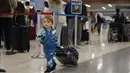 Terlepas dari inflasi dan kenangan akan krisis perjalanan liburan di masa lalu, jutaan orang diperkirakan akan memadati bandara dan jalan raya dalam jumlah yang mencapai rekor selama liburan. (AP Photo/George Walker IV)