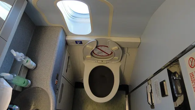 Toilet Pesawat