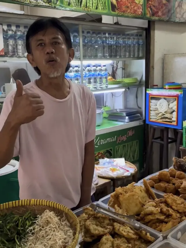 7 Potret Aktor Epy Kusnandar yang Kini Jualan di Kantin Apartemen, Buka dari Jam 3 Pagi