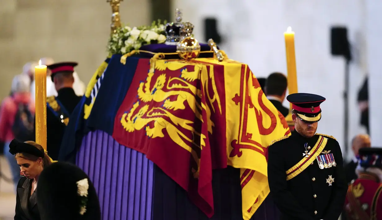 Pangeran William, pangeran Wales, Pangeran Harry, Putri Beatrice, Lady Louise, Zara Tindall, Peter Phillips, Viscount James Severn dan Putri Eugenie, berdiri di samping peti jenazah Ratu Elizabeth II di Westminster Hall, di Istana Westminster, London, Sabtu (17/9/2022). Saat memasuki kastil, kepala mereka tegak sampai menuju di sekitar peti jenazah Ratu Elizabeth II, ke-8 cucu mulai menundukkan kepalanya. (Aaron Chown/Pool Photo via AP)