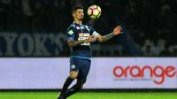 Arthur Cunha saat jadi kapten Arema pada laga melawan Perseru di Stadion Gajayana, Malang, Sabtu (10/6/2017). (Bola.com/Iwan Setiawan)