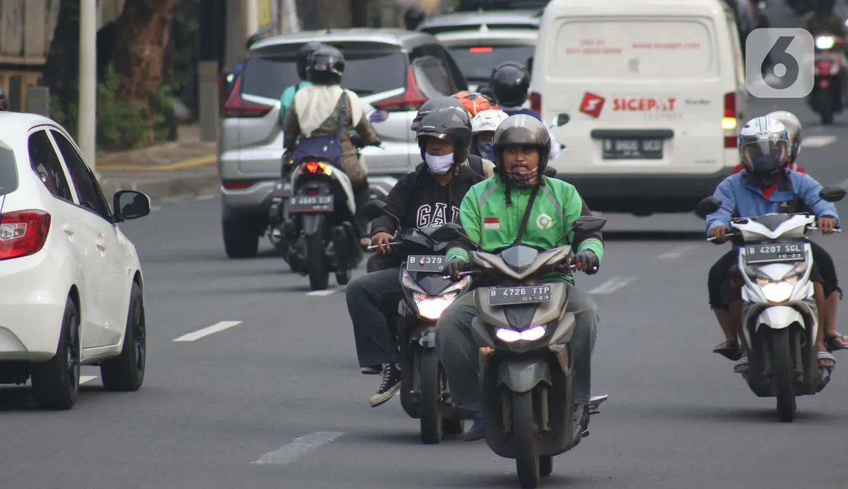 Pengemudi ojek daring melintas di Jalan Kemang Raya, Jakarta, Kamis (9/7/2020). Badan Pusat Statistik (BPS), mencatat masyarakat berpendapatan rendah paling terdampak pandemi Covid-19, akibatnya, secara ekonomi kelompok tersebut paling tertekan. (Liputan6.com/Helmi Fithriansyah)