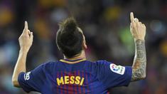 Bintang Barcelona, Lionel Messi, merayakan gol yang dicetaknya ke gawang Espanyol pada laga La Liga Spanyol di Stadion Camp Nou, Katalonia, Sabtu (9/9/2017). Barcelona menang 5-0 atas Espanyol. (AFP/Lluis Gene)