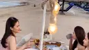 Menikmati semilir angin pantai, kebersamaan Cut Tari dan kedua putrinya ini jadi bukti, meski tak sedarah, Sidney Azkassyah dan Channella Leslie bisa kompak jadi satu keluarga. (Liputan6.com/IG/@cuttaryofficial)
