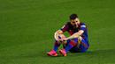 Pemain Barcelona Jordi Alba memberi isyarat pada akhir pertandingan La Liga melawan Granada di Stadion Camp Nou, Barcelona, Spanyol, Kamis (29/4/2021). Barcelona kalah 1-2. (AP Photo/Joan Monfort)
