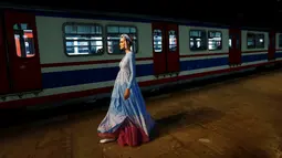 Model berjalan dengan balutan busana muslim khas Turki selama Istanbul Modest Fashion Week di stasiun kereta api Haydarpasa di Istanbul, Turki 13 Mei 2016. (REUTERS / Murad Sezer)