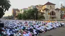 Umat muslim melaksanakan salat Idul Adha 1439 H di Monumen Perjuangan Jatinegara, Jakarta Timur, Rabu (22/8). Usai melaksanakan salat berjemaah, umat muslim kemudian menyembelih hewan kurban. (Liputan6.com/JohanTallo)