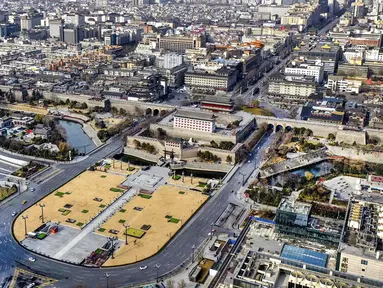 Kendaraan melewati jalan yang sepi di Kota Xi'an, Provinsi Shaanxi, China, 26 Desember 2021. Xi'an yang berjarak sekitar 1.000 kilometer (600 mil) barat daya Beijing melaporkan lebih dari 300 kasus baru COVID-19 selama akhir pekan, meningkat tajam dari hari-hari sebelumnya. (Tao Ming/Xinhua via AP)
