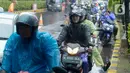 Pengendara sepeda motor memasuki Tol Pulomas, Jakarta, Sabtu (8/2/2020). Pengendara sepeda motor memasuki Tol Pulomas lantaran Jalan Ahmad Yani perempatan Gudang Garam terendam banjir setinggi lutut orang dewasa. (merdeka.com/Imam Buhori)