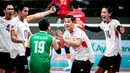 Selebrasi para pemain Timnas voli putra Indonesia, Dio Zulfikri (tengah) dkk usai mencetak angka saat menghadapi Filipina pada laga kedua putaran pertama SEA V League 2024 di Ninoy Aquino Stadium, Manila, Filipina, Sabtu (17/8/2024). (PNVF/Kimberly Pauig)