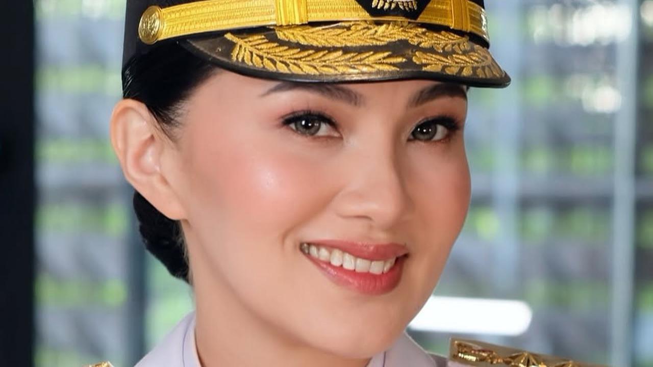 Potret Gubernur Maluku Utara Sherly Tjoanda Berbalut Seragam PDU Putih di Momen Pelantikan, Beri Pesan Menyentuh ke Benny Laos