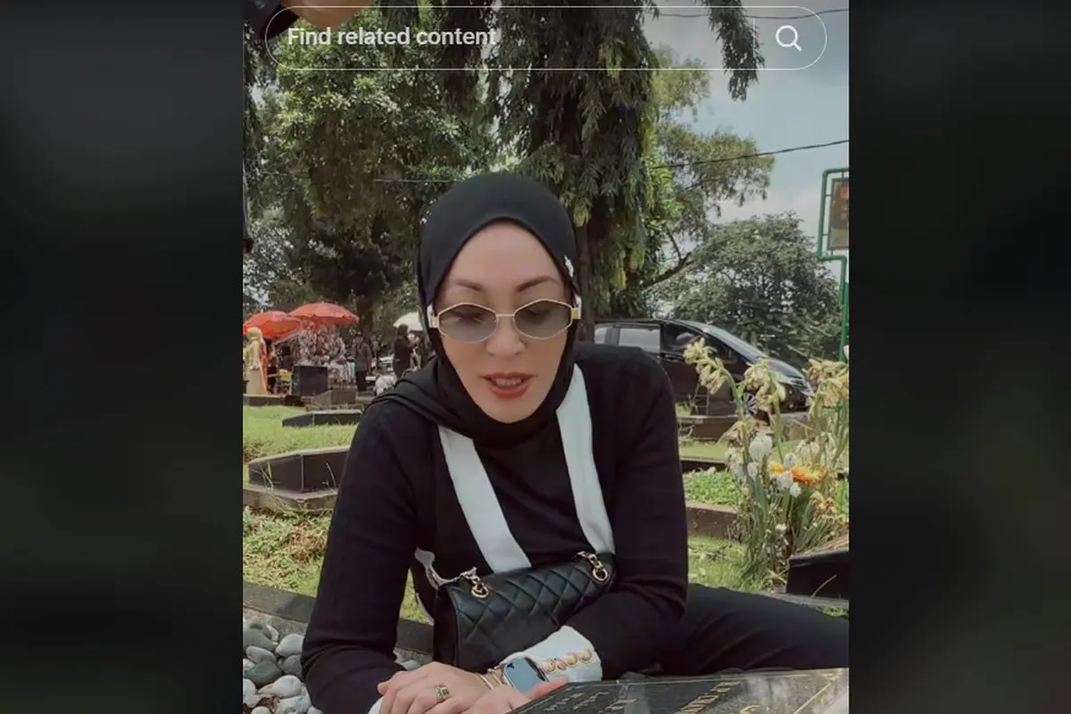 Angelina Sondakh Ziarah ke Makam Adjie Massaid