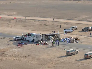Sebuah gambar memperlihatkan lokasi kecelakaan yang melibatkan truk dan bus di jalan raya antara Ibri dan Fahud, Oman bagian barat, Selasa (1/3). Sebanyak 18 orang dari beberapa kewarganegaraan tewas dan 14 lainnya luka-luka. (STRINGER/Omani Police/AFP)