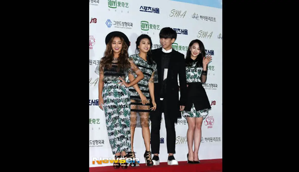 JunggiGo dikelilingi personel girl band Sistar saat berpose di red carpet acara Seoul Music Awards 2015, Korea, Kamis (22/1/2015). (mwave.interest.me)