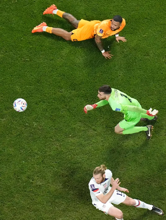 Penjaga gawang Amerika Serikat Matt Turner (tengah), pemain Belanda Memphis Depay (atas), dan pemain Amerika Serikat Tim Ream beraksi pada pertandingan sepak bola babak 16 besar Piala Dunia 2022 di Stadion Internasional Khalifa, Doha, Qatar, 3 Desember 2022. Belanda melaju ke perempat final Piala Dunia 2022 usai menaklukkan Amerika Serikat dengan skor 3-1. (AP Photo/Hassan Ammar)