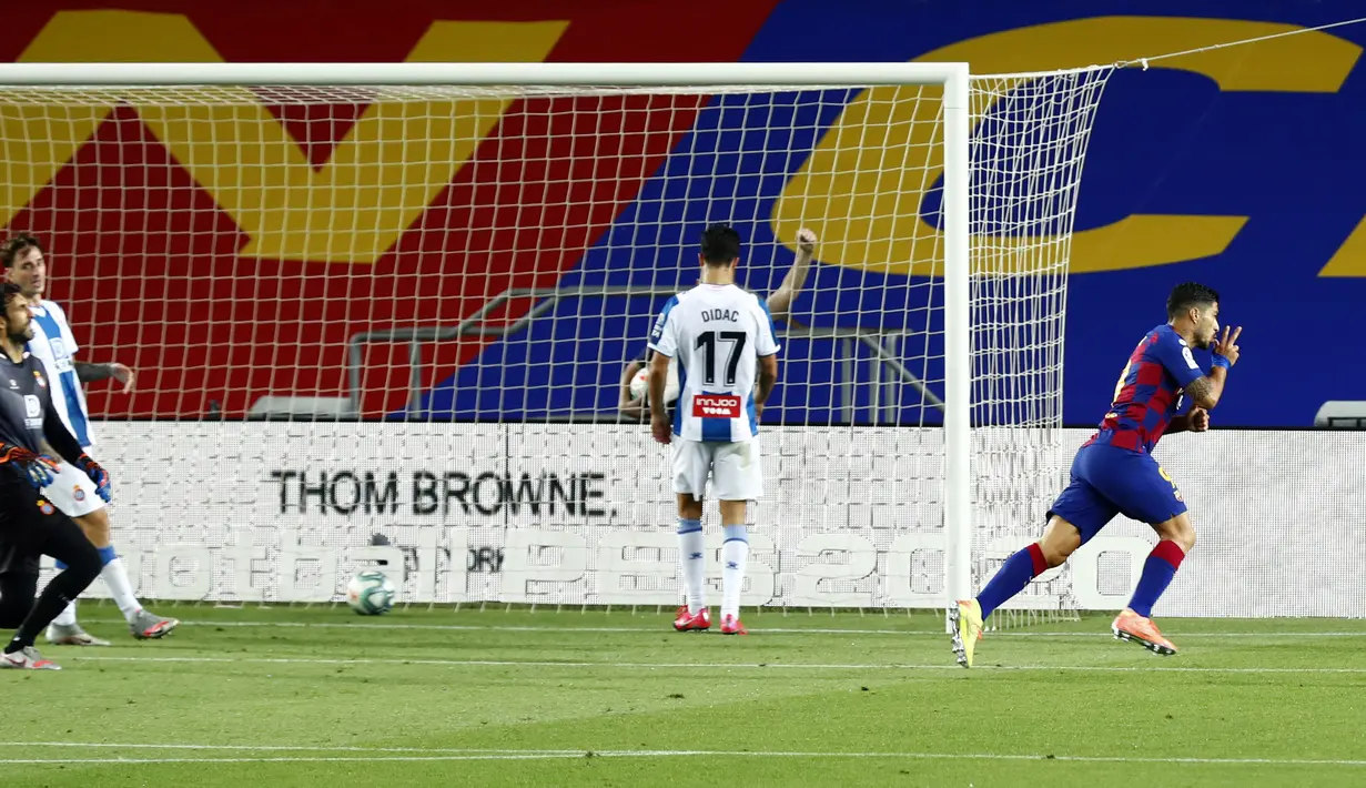 Striker Barcelona, Luis Suarez, melakukan selebrasi usai membobol gawang Espanyol pada laga La Liga di Stadion Camp Nou, Rabu (8/7/2020). Barcelona menang 1-0 atas Espanyol. (AP/Joan Monfort)