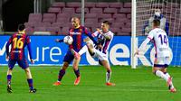 Dueo ketat terjadi pada laga antara Barcelona versus Real Valladolid di Liga Spanyol. (Pau BARRENA / AFP)