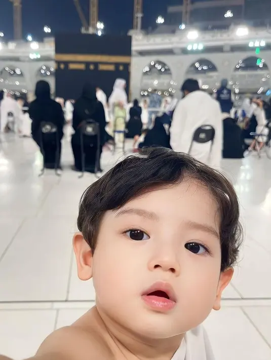 Masih satu tahun, Jourell sudah pandai bergaya. Bahkan dia terlihat sangat menggemaskan ketika selfie di depan Ka'bah
